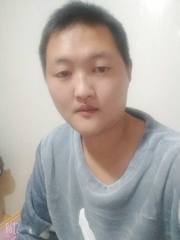 烟圈里透着伤的第二张照片--残疾人相亲网